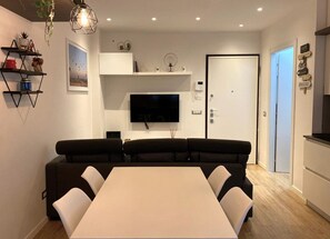 Leilighet – city | Oppholdsområde | En 25-tommers smart-TV med kabel-kanaler