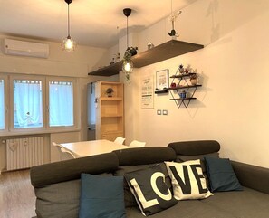Leilighet – city | Oppholdsområde | En 25-tommers smart-TV med kabel-kanaler