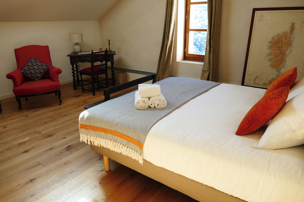 Comfort Double Room, Mountain View | Meja, kalis bunyi, katil lipat simpan percuma, Wi-fi percuma
