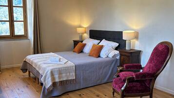 Desk, soundproofing, free rollaway beds, free WiFi
