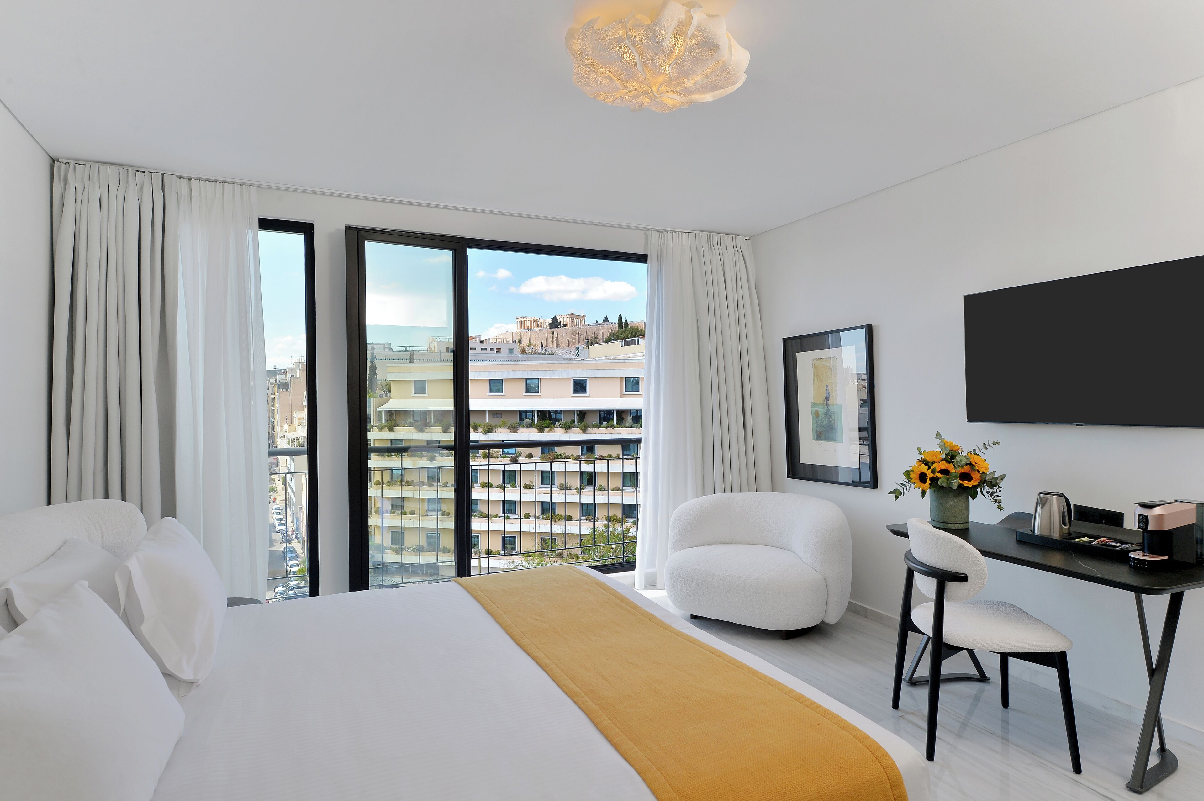 Minibar con artículos gratuitos y caja de seguridad en la habitación 