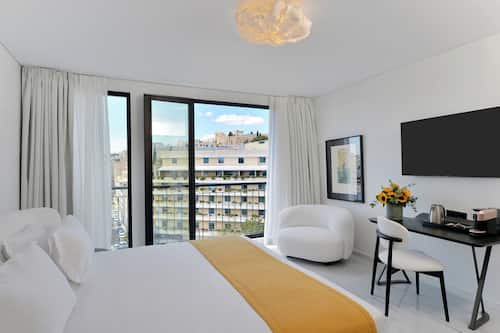 Executive Room with Acropolis View | Artículos del minibar gratis y caja de seguridad en la habitación