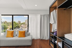 Phòng Suite Junior | Minibar với thức uống miễn phí, két bảo mật tại phòng, màn/rèm cản sáng 