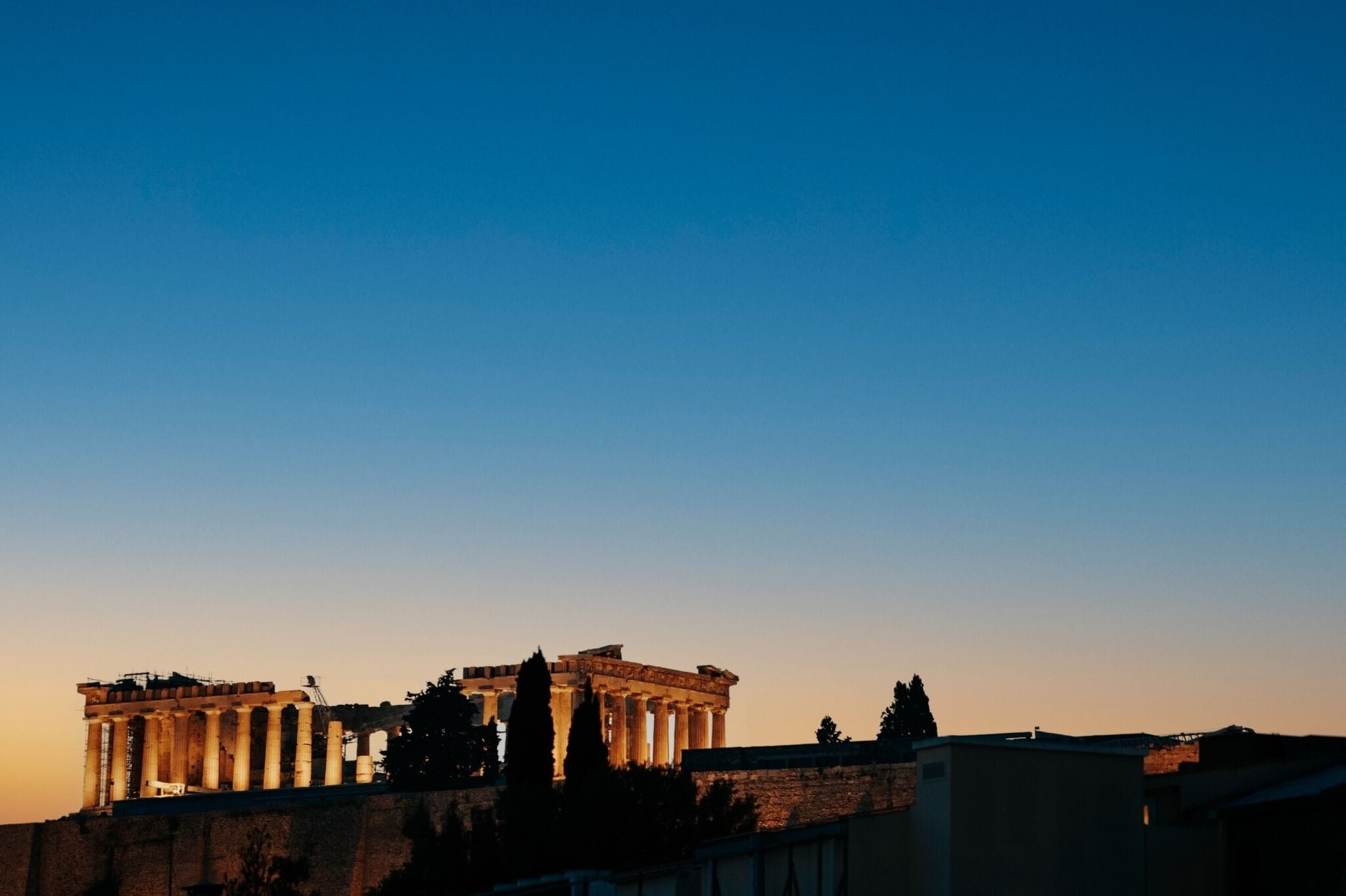 El Partenón en Atenas, Grecia, con su arquitectura clásica y columnas.