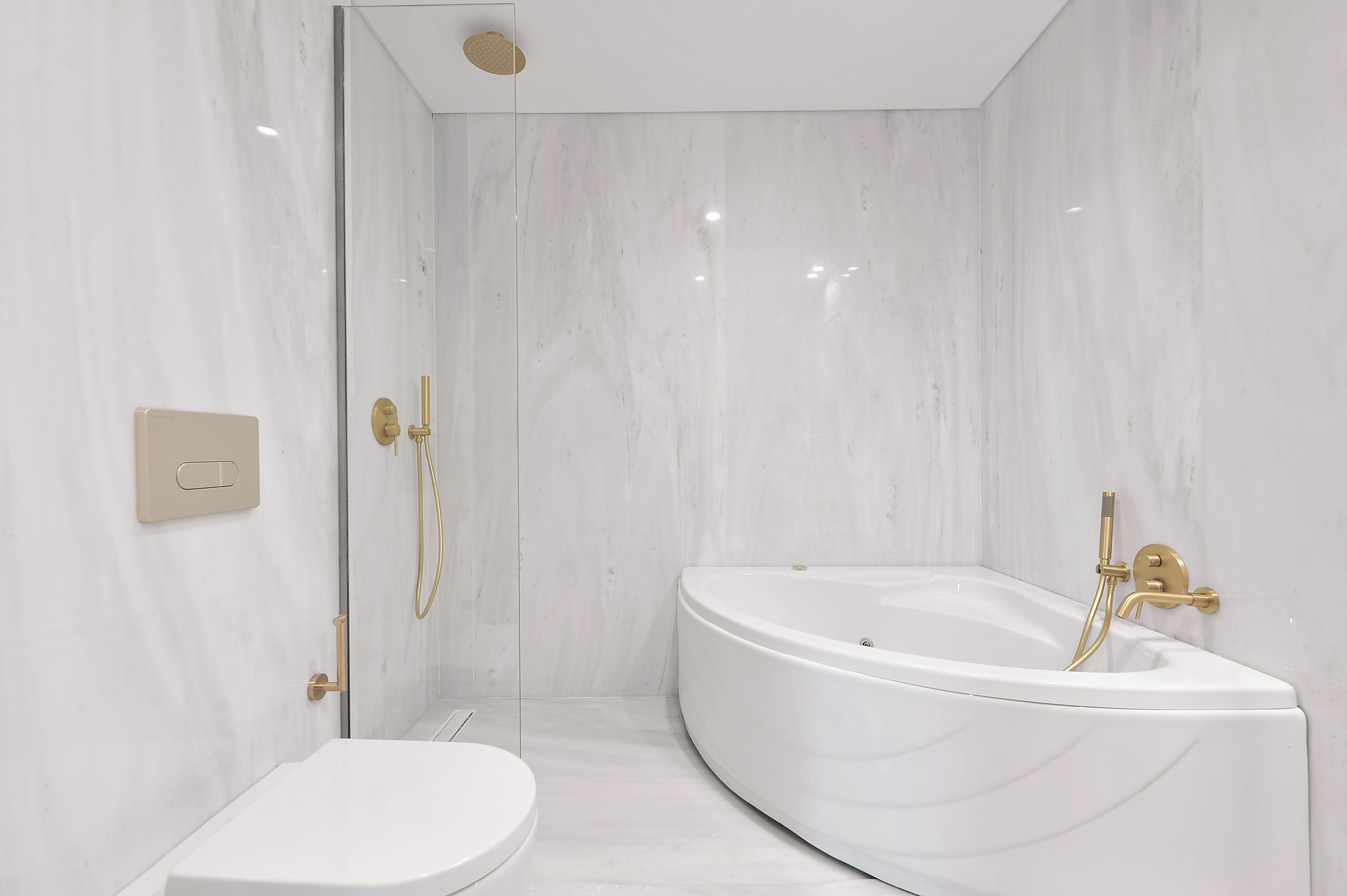 Un baño moderno con una bañera independiente, inodoro y cabina de ducha.