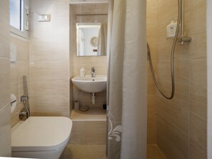 Apartamento, 1 habitación, cocina | Baño | Secador de pelo, jabón, champú y papel higiénico
