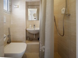 Secador de pelo, jabón, shampoo, papel higiénico