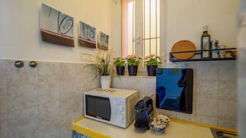 Comfort Apartment, Sea View | Private kitchen | Mini-fridge, espresso maker, electric kettle, paper towels