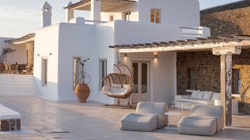 6 bedrooms, Egyptian cotton sheets, premium bedding, memory foam beds