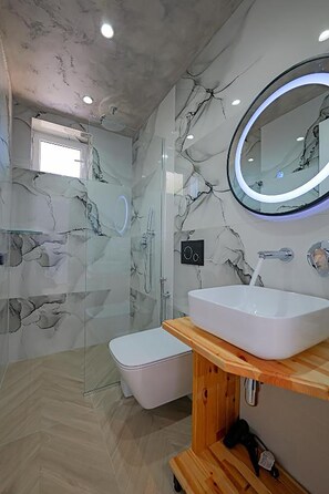 Deluxe Triple Room, Sea View | Bathroom | Hair dryer, bidet, towels, toilet paper - Villa Juna Beach (Sarandë)
