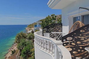 Quarto triplo superior, vista para o mar | Sacada