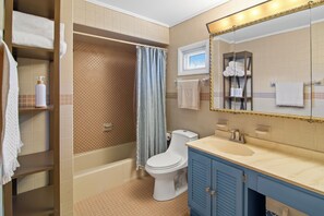 Een douche, handdoeken, zeep, shampoo