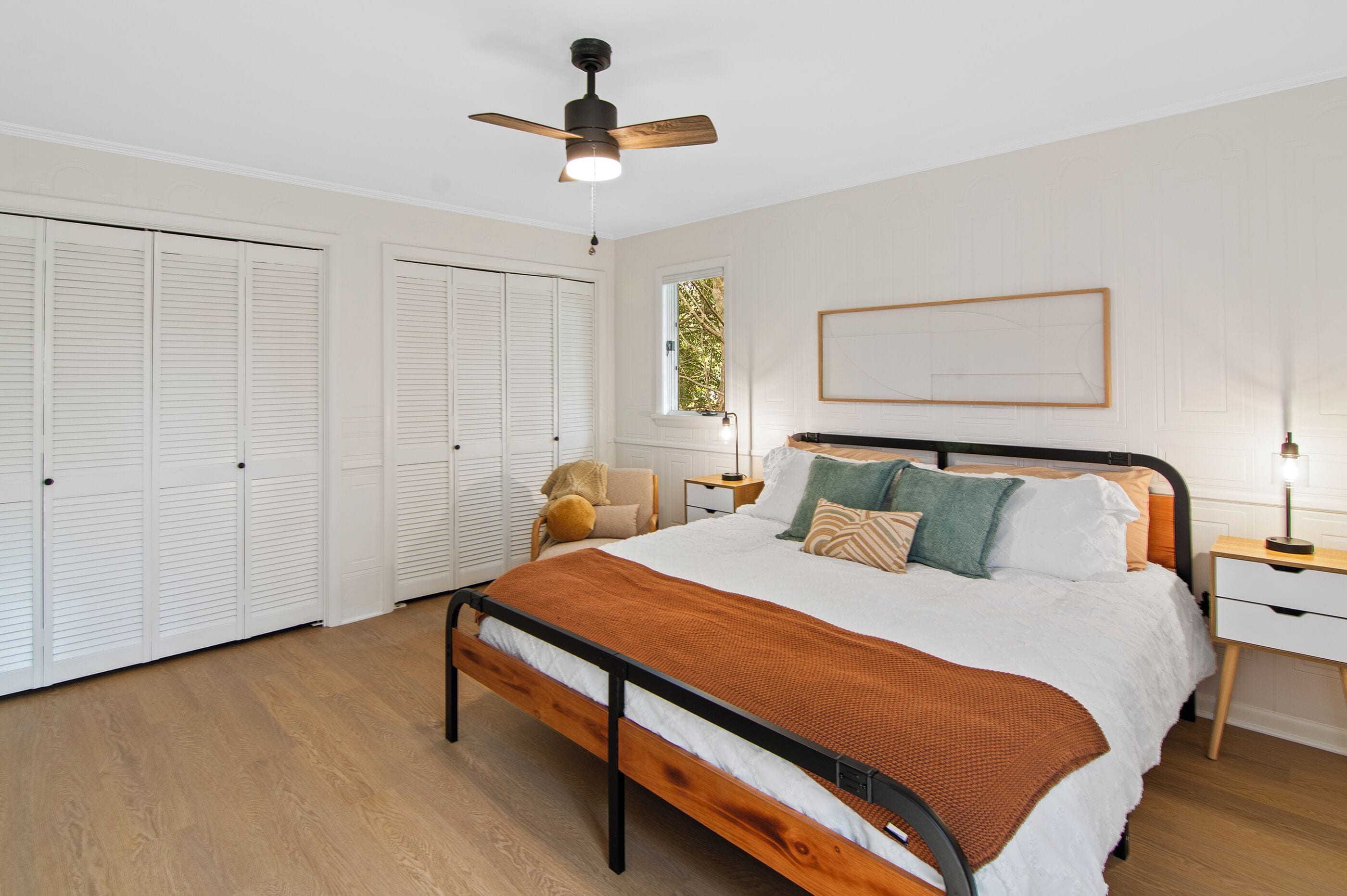 4 bedrooms, desk, WiFi, bed sheets