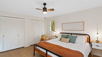4 bedrooms, desk, WiFi, bed sheets