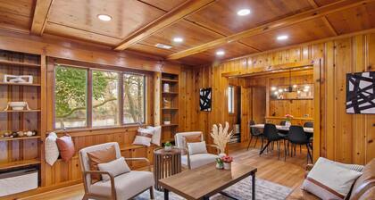 WATERFRONT!! HOT TUB!! 4 BED/4 BATH CHARMING HOME IN THE HEART OF CAMBRIDGE