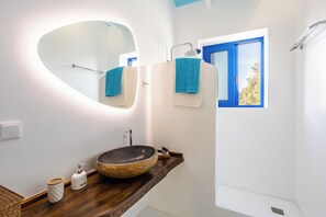 Shower, free toiletries, hair dryer, towels