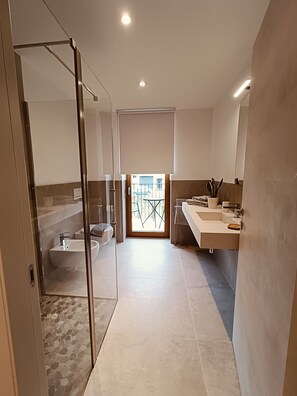 Asciugacapelli, bidet, asciugamani, sapone