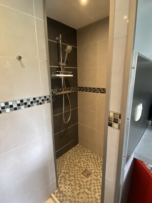 Shower, hair dryer, towels, soap - T2 en rez de Jardin (Saint-Malo)
