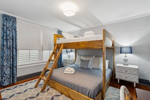 4 slaapkamers, een bureau, een strijkplank/strijkijzer, gratis wifi