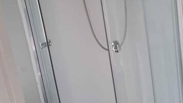 Chalet | Bathroom | Shower, towels