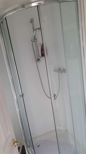 Chalet | Badezimmer | Dusche, Handtücher