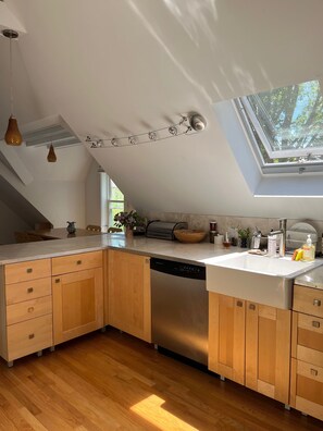 Fridge, microwave, oven, stovetop - Open floor plan 2 bedroom in downtown Bar Harbor on second floor (Bar Harbor)