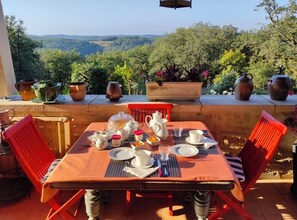 Outdoor dining - le Colombie Idéal Pour le Calme et des Sites Remarquables aux Alentours (Concorès)