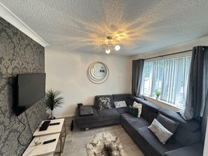 House | Living area | TV - Leeds - 3 Bedrooms - 1bathroom - Parking - Wifi (Leeds)