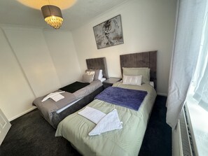 House | 3 bedrooms, iron/ironing board, free WiFi, bed sheets - Leeds - 3 Bedrooms - 1bathroom - Parking - Wifi (Leeds)