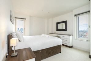 2 quartos, escrivaninha, ferros/tábuas de passar roupa