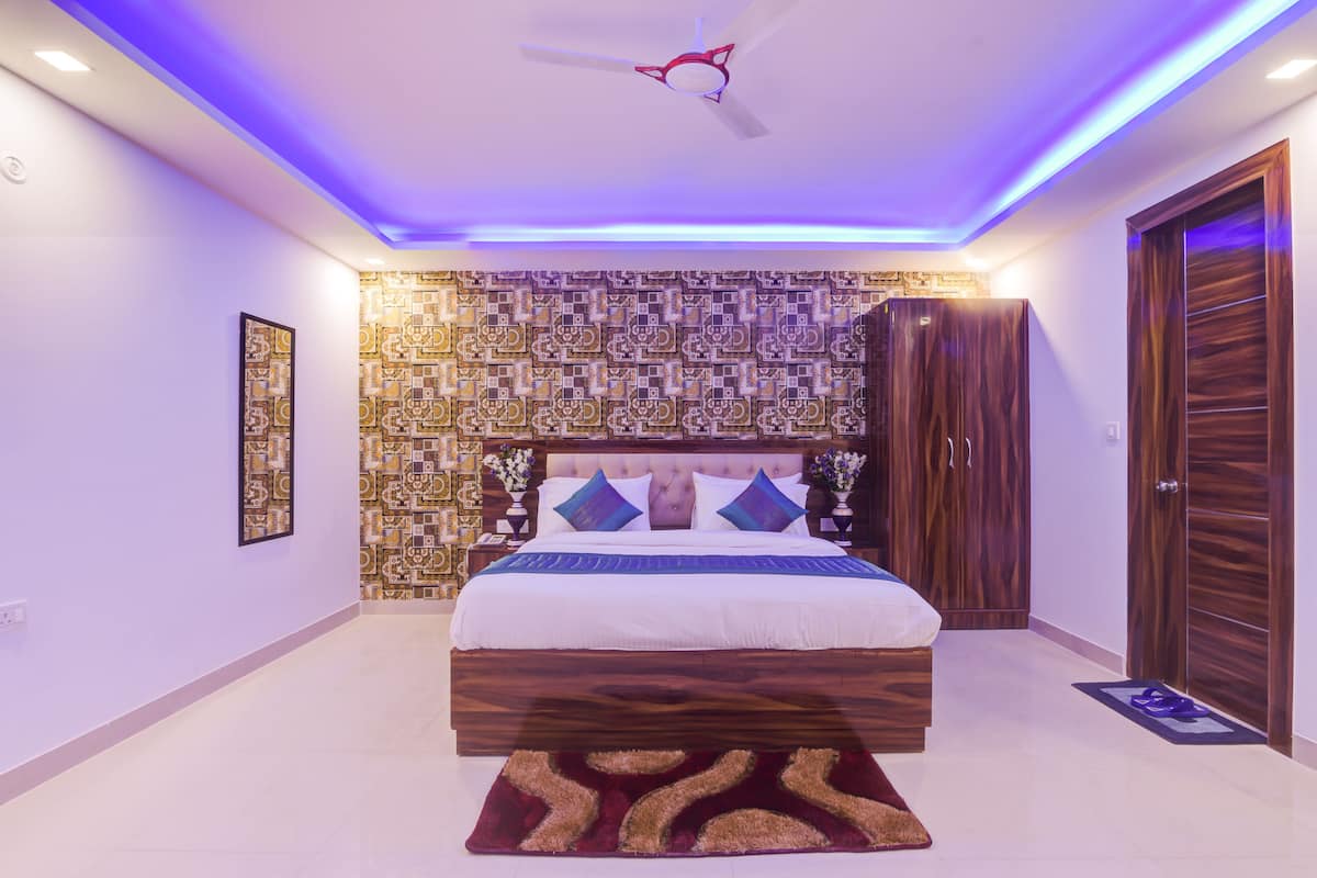 Deluxe Room | Egyptian cotton sheets, premium bedding, memory-foam beds, desk
