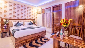 Deluxe Room | Cadar kapas Mesir, peralatan tempat tidur premium, busa memori, meja 