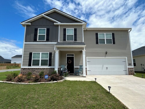 5 bedroom spacious home, with charcoal grill and seating. Peaceful neighborhood.