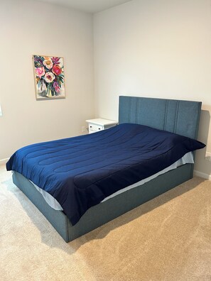 5 bedrooms, iron/ironing board, WiFi, bed sheets - 5 bedroom spacious home, with charcoal grill and seating. Peaceful neighborhood. (Graniteville)