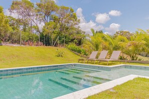 Chalet | Pool | Außenpool, Sonnenschirme, Liegestühle