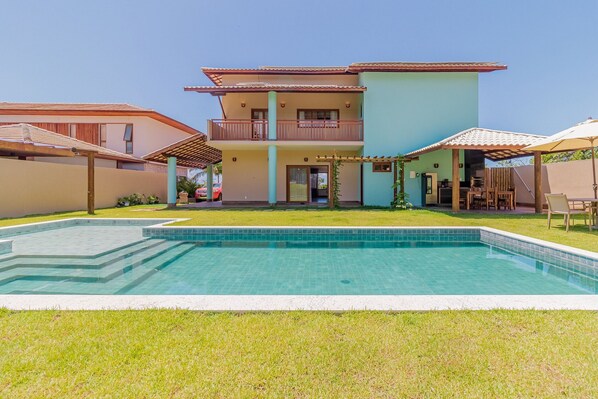 Chalet | Alberca | Alberca al aire libre, sombrillas en la alberca y camastros