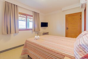 Chalet | 4 bedrooms, blackout drapes, iron/ironing board, free WiFi