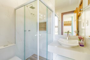 Chalet | Badkamer | Een douche, handdoeken, toiletpapier