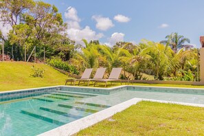 Chalet | Alberca | Alberca al aire libre, sombrillas en la alberca y camastros