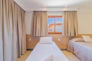 4 عدّة غرف نوم وستائر تعتيم ومكواة/لوح كي وواي فاي مجانًا