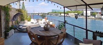 Board a beautiful, family friendly & quiet houseboat close main Olympic venues