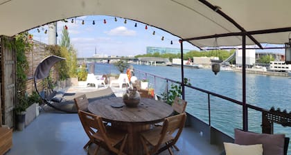 Board a beautiful, family friendly & quiet houseboat close main Olympic venues