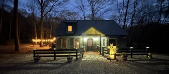 New Enchanted Lodge - Hot Tub - Pool Table - Fire Pit - Pond