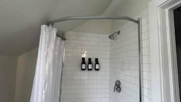 Handtücher, Seife, Shampoo, Toilettenpapier
