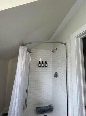 Serviettes fournies, savon, shampoing, papier toilette