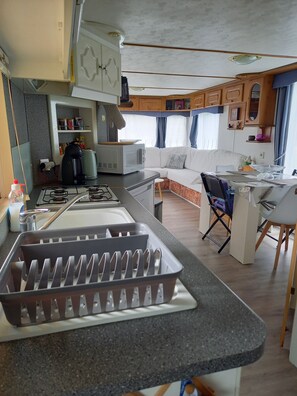 Kjøleskap, mikrobølgeovn, ovn og kokeplater