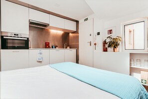 Kühlschrank, Mikrowelle, Ofen, Kochgeschirr/Geschirr/Besteck