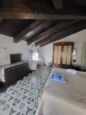 2 quartos, ferros/tábuas de passar roupa, Wi-Fi, roupa de cama