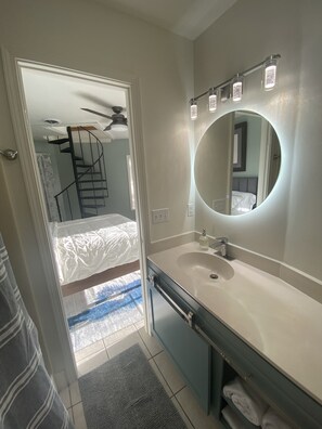 2 bedrooms, desk, free WiFi, bed sheets