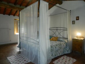 2 bedrooms, iron/ironing board, WiFi, bed sheets - Tuscan-style farmhouse, surrounded by greenery, between Lucca, Pisa and Florence (Toscana)
